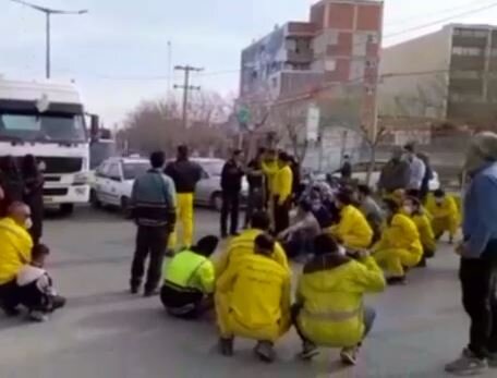 تجمع تعدادی از کارگران پسماند شهرداری بجنورد در اعتراض به وضعیت شغلی تجمع تعدادی از کارگران پسماند شهرداری بجنورد در اعتراض به وضعیت شغلی