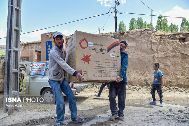 اهدای ۱۵۰ قلم لوازم خانگی به آسیب دیدگان سیل روستای تکله قوز شهرستان راز و جرگلان