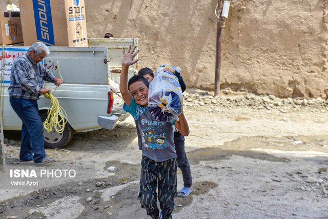 اهدای ۱۵۰ قلم لوازم خانگی به آسیب دیدگان سیل روستای تکله قوز شهرستان راز و جرگلان