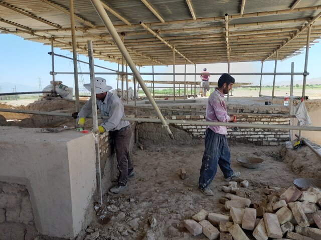 اتمام مرمت بقایای معماری ساختمان خشتی خزانه محوطه باستانی ریوی