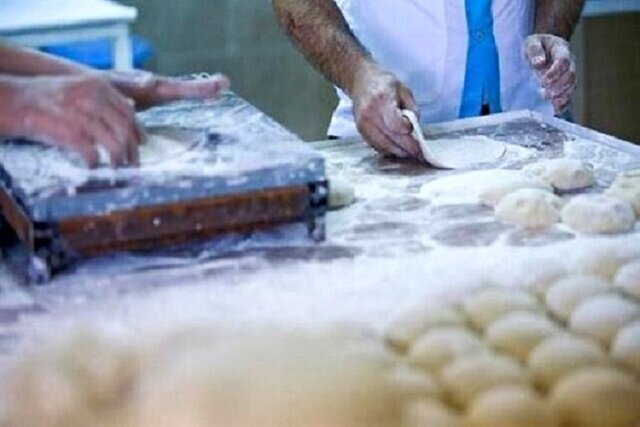 تنور داغ سودجویان نان در خراسان شمالی