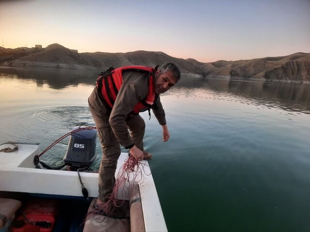 تصویر آرشیوی است جمعآوری بیشاز ۲۰۰ متر تور غیرمجاز ماهیگیری در سد شیریندره خراسانشمالی