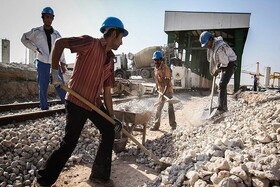 کارگران زیر سایه مشکلات مشغول کارند!
