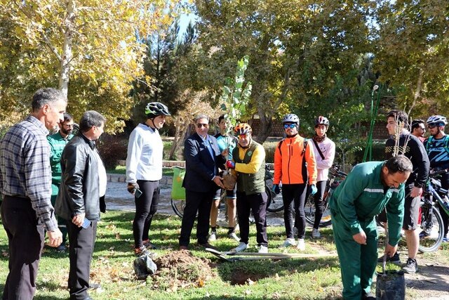 کاشت نهال صلح در پارک بش‌قارداش خراسان شمالی توسط دوچرخه‌سوار جهانگرد