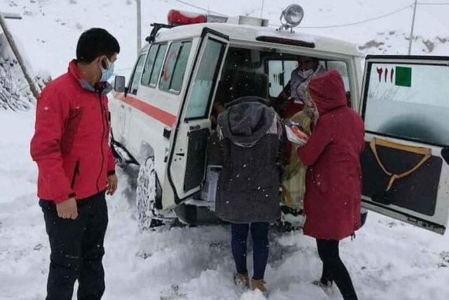 نجات دو مادر باردار گرفتار در برف گردنه امین‌الله خراسان شمالی توسط تیم‌های هلال احمر