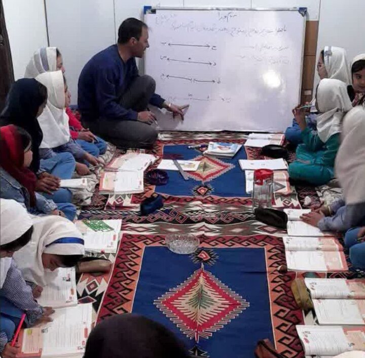 معلمی که خانه‌اش را به کلاس درس تبدیل کرد