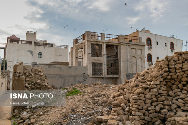 دلقک‌هایی که در بافت تاریخی بوشهر جولان می‌دهند!