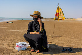 زنان جزیره شمالی، روستایی در نزدیکی گناوه استان بوشهر بر طبق سنتی دیرینه  با استفاده از کاسه و طعمه در ماهی (هواسین) صید میکنند.