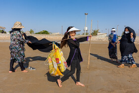 زنان جزیره شمالی، روستایی در نزدیکی گناوه استان بوشهر بر طبق سنتی دیرینه  با استفاده از کاسه و طعمه در ماهی (هواسین) صید میکنند.