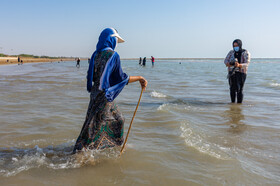 زنان جزیره شمالی، روستایی در نزدیکی گناوه استان بوشهر بر طبق سنتی دیرینه  با استفاده از کاسه و طعمه در ماهی (هواسین) صید می‌کنند.