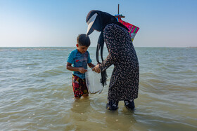 زنان جزیره شمالی، روستایی در نزدیکی گناوه استان بوشهر بر طبق سنتی دیرینه  با استفاده از کاسه و طعمه در ماهی (هواسین) صید میکنند.