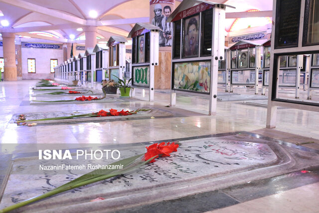 عطرافشانی گلزار شهدای بوشهر بهمناسبت هفته جهاد دانشگاهی