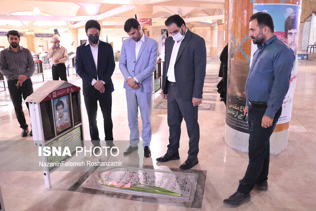 عطرافشانی گلزار شهدای بوشهر بهمناسبت هفته جهاد دانشگاهی