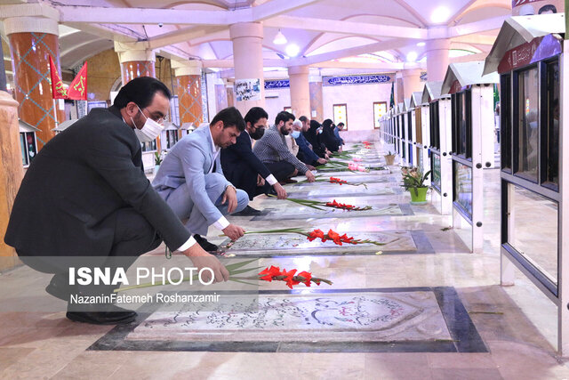 عطرافشانی گلزار شهدای بوشهر بهمناسبت هفته جهاد دانشگاهی