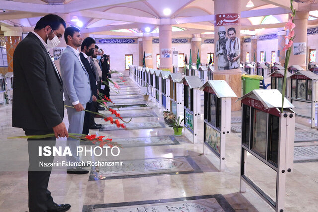 عطرافشانی گلزار شهدای بوشهر بهمناسبت هفته جهاد دانشگاهی