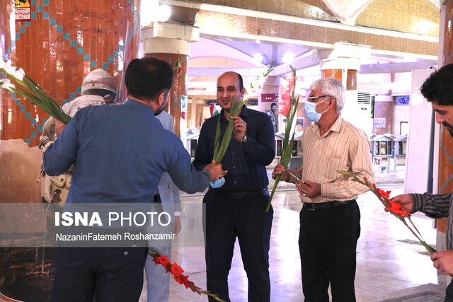 عطرافشانی گلزار شهدای بوشهر به‌مناسبت هفته جهاد دانشگاهی
