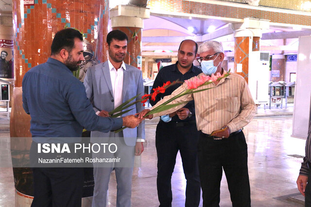 عطرافشانی گلزار شهدای بوشهر به‌مناسبت هفته جهاد دانشگاهی
