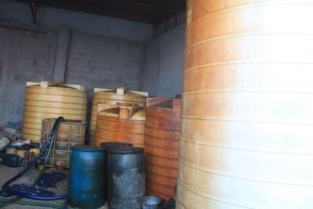 عکس تزئینی ست کشف ۱۴۰۰ لیتر نفت قاچاق از یک انباری در شاهرود