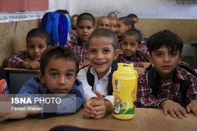 آغاز توزیع نوشت افزار توسط توزیع برق شیراز در مدارس + عکس

