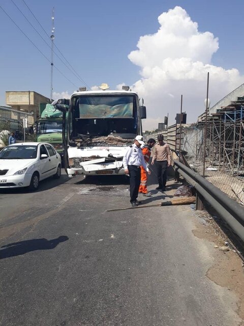 ۲۷ مصدوم در تصادف تریلی و اتوبوس در شیراز