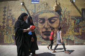 نخستین کوچه گالری ایران در گذر تاریخی نارنجستان قوام شیراز با حمایت شهرداری شیراز و نقاشیهای دیواری عادل یزدی، هنرمند نقاش و مجسمه ساز و دیگر نقاشان اجرا شده است.