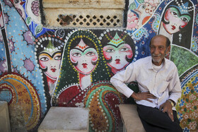 نخستین کوچه گالری ایران در گذر تاریخی نارنجستان قوام شیراز با حمایت شهرداری شیراز و نقاشیهای دیواری عادل یزدی، هنرمند نقاش و مجسمه ساز و دیگر نقاشان اجرا شده است.