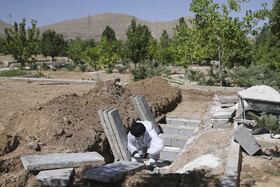 خواندن دعای تلقین باالا سر میت پیش از دفن اموات کرونایی(گورستان بهشت احمدی شیراز)