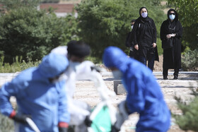 انتقال اجساد متوفیان کرونایی به محل دفن(گورستان بهشت احمدی شیراز)