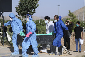 انتقال اجساد متوفیان کرونایی به محل دفن(گورستان بهشت احمدی شیراز)