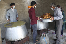 آآماده سازی و پخت غذا توسط خیرین برای توزیع در منطقه سلطان آباد شیراز بمناسبت عید غدیر خم