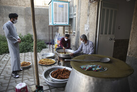 آماده سازی و پخت غذا توسط خیرین برای توزیع در منطقه سلطان آباد شیراز بمناسبت عید غدیر خم