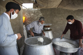 آماده سازی و پخت غذا توسط خیرین برای توزیع در منطقه سلطان آباد شیراز بمناسبت عید غدیر خم