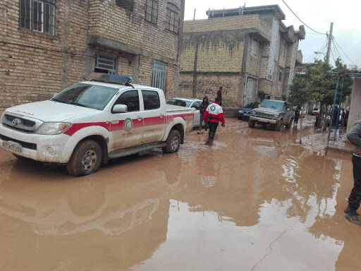 امدادرسانی هلال احمر فارس به محصوران در سیل و آبگرفتگی