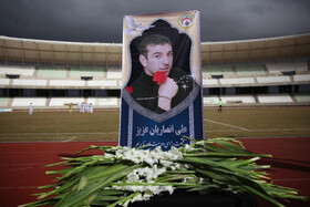 ادای احترام و اهدای گل بازیکنان دو تیم قبل از شروغ بازی به یاد زنده یاد،علی انصاریان