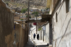 به دلیل قرار گرفتن این منطقه در دامنه دو کوه، اغلب خانه ها در کوهپایه بنا شده و راههای باریک دسترسی به آنها بعضا با ایجاد پلکان فراهم شده و پشت بام برخی منازل به حیاط خانه دیگر مرتبط است.