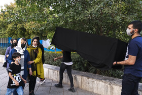 نمایش خیابانی "زندگی هنوز در جریان است " با موضوع کرونا،به مدت دو روز  در خیابان‌های مرکزی و پرتردد شهر شیراز اجرا شد.