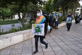 نمایش خیابانی "زندگی هنوز در جریان است " با موضوع کرونا،به مدت دو روز  در خیابان‌های مرکزی و پرتردد شهر شیراز اجرا شد.