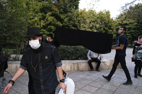 نمایش خیابانی "زندگی هنوز در جریان است " با موضوع کرونا،به مدت دو روز  در خیابان‌های مرکزی و پرتردد شهر شیراز اجرا شد.