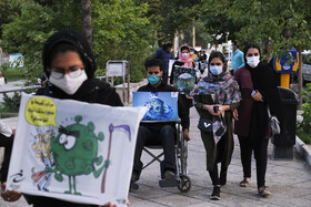 نمایش خیابانی "زندگی هنوز در جریان است " با موضوع کرونا،به مدت دو روز  در خیابان‌های مرکزی و پرتردد شهر شیراز اجرا شد.