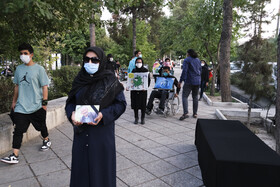 نمایش خیابانی "زندگی هنوز در جریان است " با موضوع کرونا،به مدت دو روز  در خیابان‌های مرکزی و پرتردد شهر شیراز اجرا شد.