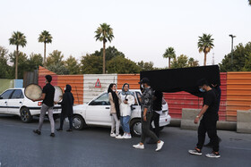 نمایش خیابانی "زندگی هنوز در جریان است " با موضوع کرونا،به مدت دو روز  در خیابان‌های مرکزی و پرتردد شهر شیراز اجرا شد.