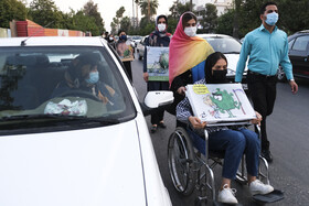 نمایش خیابانی "زندگی هنوز در جریان است " با موضوع کرونا،به مدت دو روز  در خیابان‌های مرکزی و پرتردد شهر شیراز اجرا شد.