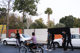 نمایش خیابانی "زندگی هنوز در جریان است " با موضوع کرونا،به مدت دو روز  در خیابان‌های مرکزی و پرتردد شهر شیراز اجرا شد.