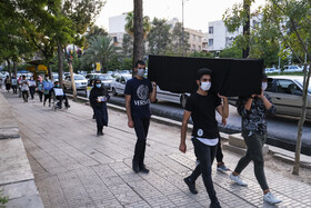 نمایش خیابانی "زندگی هنوز در جریان است " با موضوع کرونا،به مدت دو روز  در خیابان‌های مرکزی و پرتردد شهر شیراز اجرا شد.