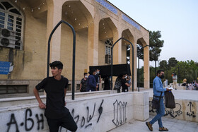 نمایش خیابانی "زندگی هنوز در جریان است " با موضوع کرونا،به مدت دو روز  در خیابان‌های مرکزی و پرتردد شهر شیراز اجرا شد.