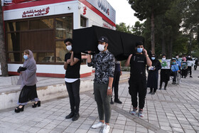 نمایش خیابانی "زندگی هنوز در جریان است " با موضوع کرونا،به مدت دو روز  در خیابان‌های مرکزی و پرتردد شهر شیراز اجرا شد.