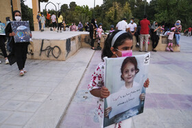 نمایش خیابانی "زندگی هنوز در جریان است " با موضوع کرونا،به مدت دو روز  در خیابان‌های مرکزی و پرتردد شهر شیراز اجرا شد.