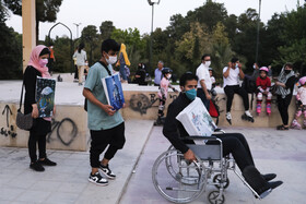 نمایش خیابانی "زندگی هنوز در جریان است " با موضوع کرونا،به مدت دو روز  در خیابان‌های مرکزی و پرتردد شهر شیراز اجرا شد.