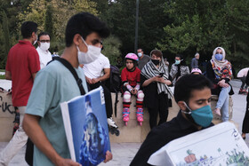 نمایش خیابانی "زندگی هنوز در جریان است " با موضوع کرونا،به مدت دو روز  در خیابان‌های مرکزی و پرتردد شهر شیراز اجرا شد.