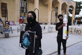 نمایش خیابانی "زندگی هنوز در جریان است " با موضوع کرونا،به مدت دو روز  در خیابان‌های مرکزی و پرتردد شهر شیراز اجرا شد.